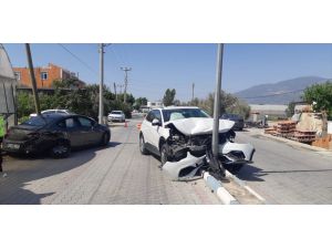 Antalya'da iki otomobil çarpıştı: 2 yaralı