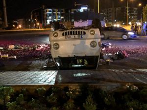 Balıkesir'de devrilen çilek yüklü kamyonetin sürücüsü yaralandı