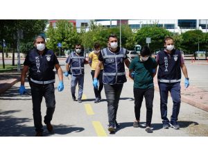 Konya'da kuyumcunun etkisiz hale getirdiği iki soyguncu, adliyeye sevk edildi