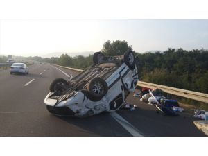 Anadolu Otoyolu'nda hafif ticari araç devrildi: 3 yaralı