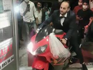 Edirne'de motosiklet tutkunu damat düğün salonuna motosikletle girdi