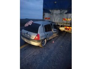 Şanlıurfa'da otomobil tıra çarptı: 8 yaralı