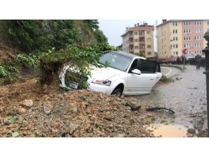 Rize'de yağmurla kayan toprağın altına aldığı otomobildeki 4 kişi kurtarıldı