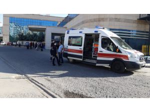 Siirt'te hafif ticari araç devrildi: 1 ölü, 4 yaralı