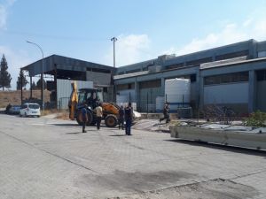 Adana'da, organize sanayi bölgesinde dökülen sülfürik asidi KBRN ekibi temizledi