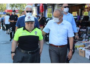 Sakarya'da polislerle denetime çıkan down sendromlu Ahmet'e sürpriz doğum günü kutlaması