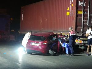 İzmir'de otomobil tır dorsesine çarptı 1 kişi öldü