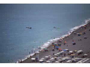 Antalya'da sıcaktan bunalanlar denizde serinliyor