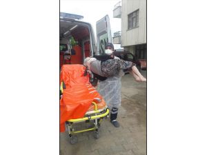 Rize'de sağlık çalışanı, Kovid-19 olan yaşlı kadını evine kadar kucağında taşıdı