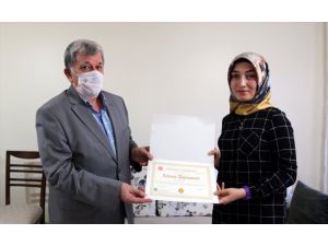 Sivas'ta mezun olan üniversite öğrencileri diplomalarını evlerinde aldı