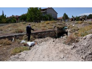 Kırşehir'de su kaçağı için kazı yapılan alanda mağara bulundu