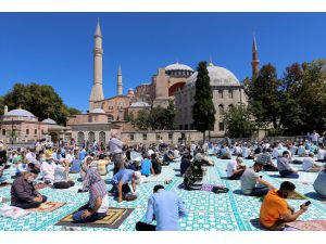 Ayasofya-i Kebir Cami-i Şerifi'ndeki cuma namazına yoğun katılım