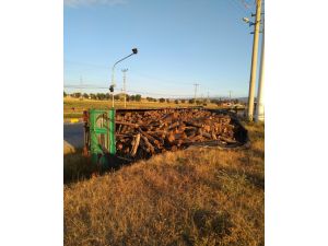 Kastamonu'da devrilen odun yüklü kamyonun sürücüsü yaralandı