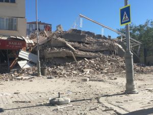 Malatya'da ağır hasarlı bina yıkım esnasında çöktü