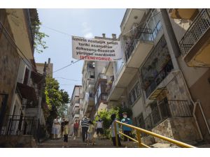 "Tarihi Asansör" sokağına yapılacak yürüyen merdivene mahalleliden pankartlı tepki