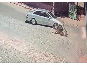 Manisa'da motosiklet sürücüsünün yaralandığı kaza güvenlik kamerasınca görüntülendi