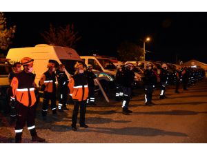 Arama kurtarma ekipleri Marmara Depremi'nde hayatını kaybedenleri andı