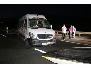 Cenazeye gidenleri taşıyan minibüs devrildi: 13 yaralı