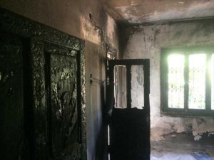 Adana'da evi yanan yaşlı kadına Yüreğir Belediyesi yardım eli uzattı