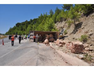 Antalya'da devrilen hafriyat kamyonunda sıkışan sürücü itfaiye ekiplerince kurtarıldı