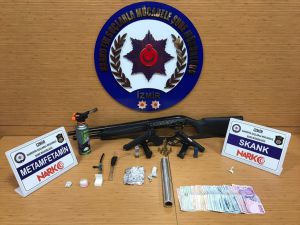 İzmir'de düzenlenen uyuşturucu operasyonunda 5 kişi gözaltına alındı