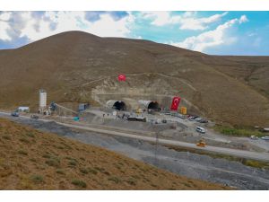 Ulaştırma ve Altyapı Bakanı Karaismailoğlu Van-Hakkari yolunda yapılan Güzeldere Tüneli'ni inceledi