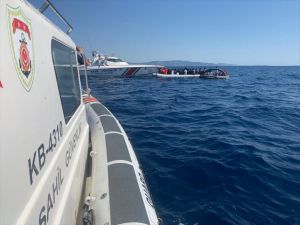 İzmir'de Türk karasularına geri itilen 125 düzensiz göçmen kurtarıldı