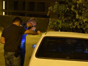 Adana'da hırsızlık şüphelisi soymaya çalıştığı otomobilde yakalandı