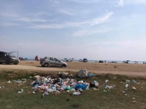 İtalyan Koyu'nda "düşüncesiz tatilcinin" çöpleri doğal güzelliği bozuyor