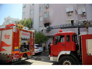 Antalya'da çıkan ev yangınında yaşlı kadın itfaiye ekiplerince kurtarıldı