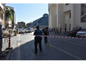 Samsun'da belediye önünde darbedilen kişi ile belediye meclis üyesi silahla yaralandı
