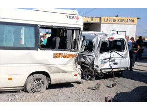 GÜNCELLEME - Sakarya'da lastiği patlayan minibüs devrildi: 1 ölü, 8 yaralı