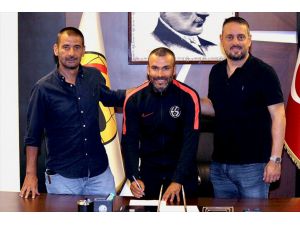 Eskişehirspor, Kıvanç Karakaş'la sözleşme yeniledi