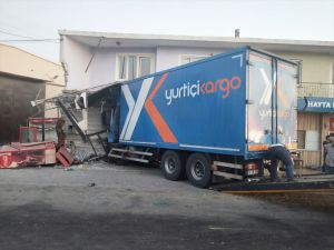 Manisa'da kargo kamyonu iş makinesine çarptı: 1 ölü