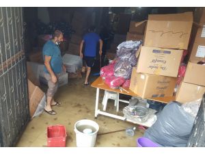 Arnavutköy'de yağış nedeniyle iş yerlerini su bastı