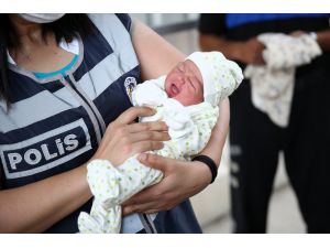 GÜNCELLEME - Hamile kadın hastaneye yetişemeyince uygulama noktasında kadın polisin yardımıyla doğum yaptı