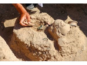 Van'daki kazılarda kolunda ejder başlı iki bilezik olan çocuk iskeleti bulundu
