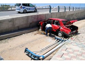 Elazığ'da demir yolu üst geçidinden düşen otomobilin sürücüsü yaralandı