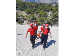 Fethiye'de kayalıklarda ayağı kırılarak mahsur kalan kişi kurtarıldı