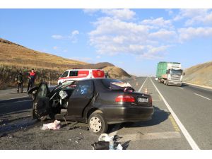Erzincan'da otomobil tıra arkadan çarptı:  2 ölü, 4 yaralı
