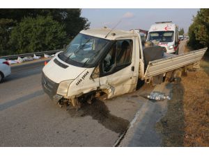 Adana'da kamyonet devrildi: 2 yaralı