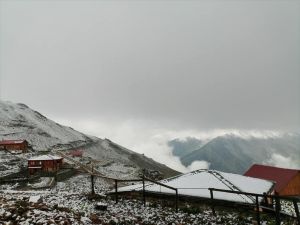 Kaçkar Dağları'na ağustosta kar yağdı