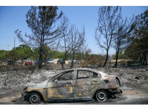 Seferihisar'daki otluk yangınında hasar gören araçlar kaldırılıyor