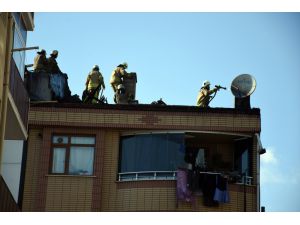 Bayrampaşa'da iki binadaki çatı yangını söndürüldü