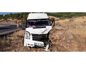Kahramanmaraş'ta tarım işçilerini taşıyan minibüs kayaya çarptı: 11 yaralı