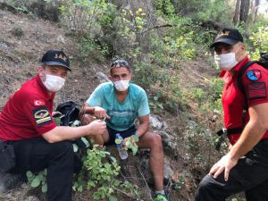 Antalya'da kayalıklarda mahsur kalan turist kurtarıldı