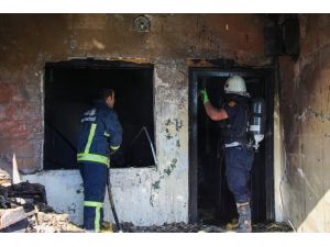 Van'ın Gürpınar ilçesinde bir ev yangın sonucu kullanılamaz hale geldi