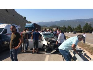 Tokat'ta otomobil ile kamyon çarpıştı: 4 yaralı