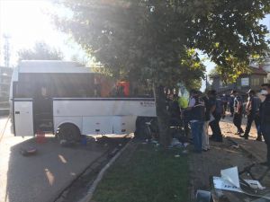 Bursa'da işçileri taşıyan servis aracı elektrik direğine çarptı: 2 ölü, 16 yaralı