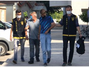 Adana'da genç kadının çantasından para çalan 2 yankesici tutuklandı